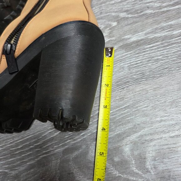 Dr. Martens Women's - Magdalena Tan Wyoming Leather Heeled Zip Boots - Size 5 - Picture 4 of 11